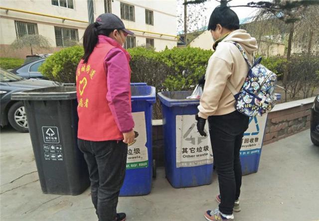 蘭州西固：志愿者變身“桶邊督導(dǎo)員”，指導(dǎo)居民正確垃圾分類