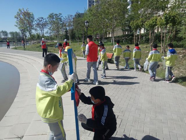 蘭州新區(qū)第三小學開展“小手拉大手·共創(chuàng)文明城”志愿服務活動