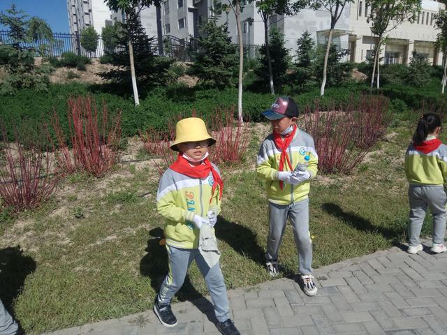 蘭州新區(qū)第三小學開展“小手拉大手·共創(chuàng)文明城”志愿服務活動