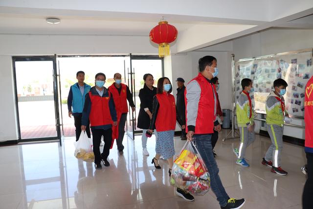 蘭州新區(qū)第三小學開展“小手拉大手·共創(chuàng)文明城”志愿服務活動
